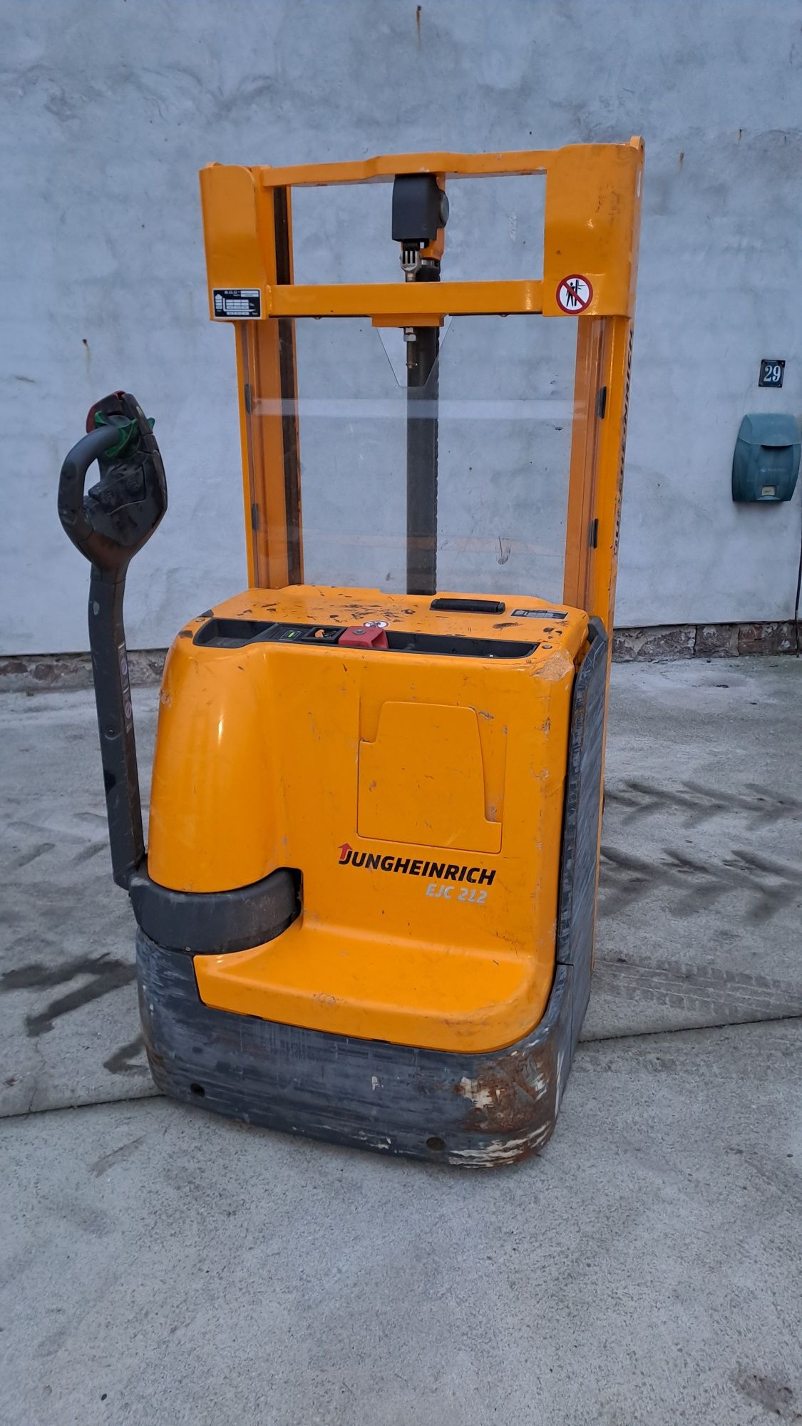 Wózek widłowy paleciak elektryczny Jungheinrich EJC 212 paletowy maszt