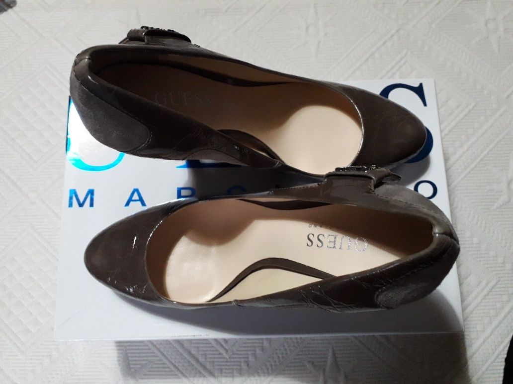 Sapatos de salto Guess