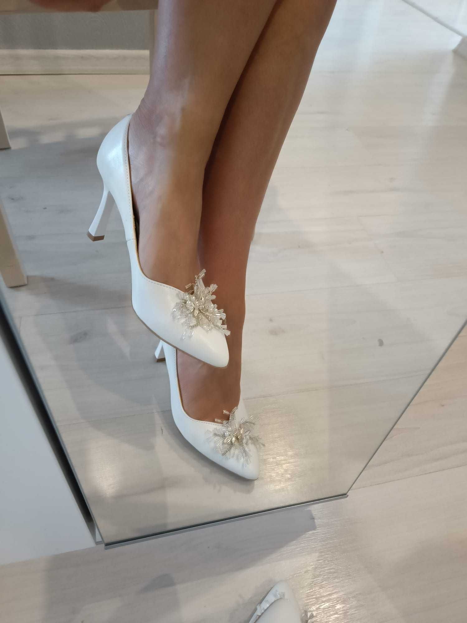 Buty ślubne białe Brilu z ozdobą z kryształków r.38 obcas 9 cm