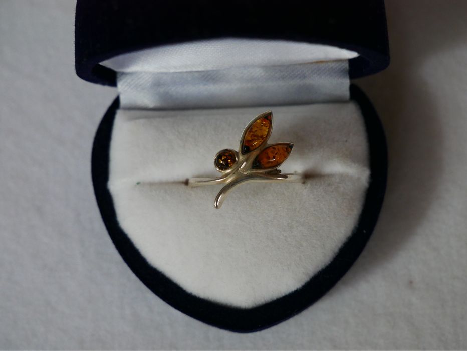 Pierścionek w kształcie liścia z bursztynem