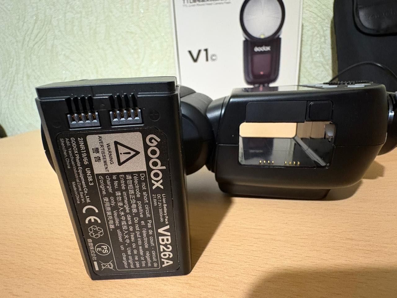 Вспышка Godox V1-C