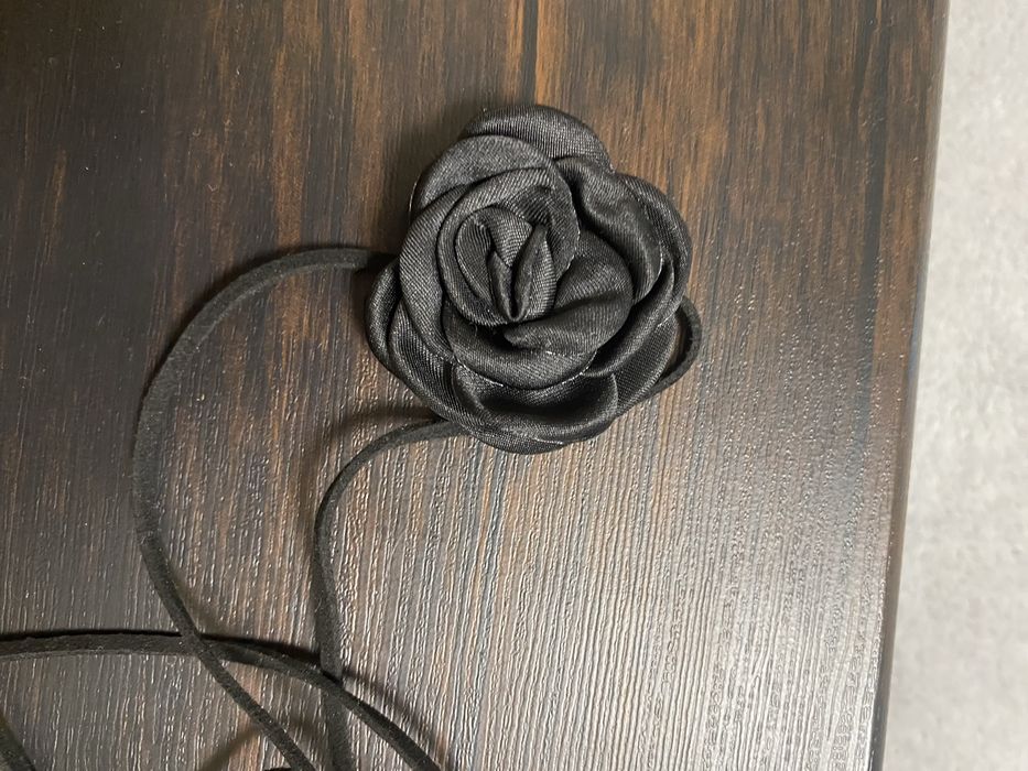 Прикраса на шию троянда