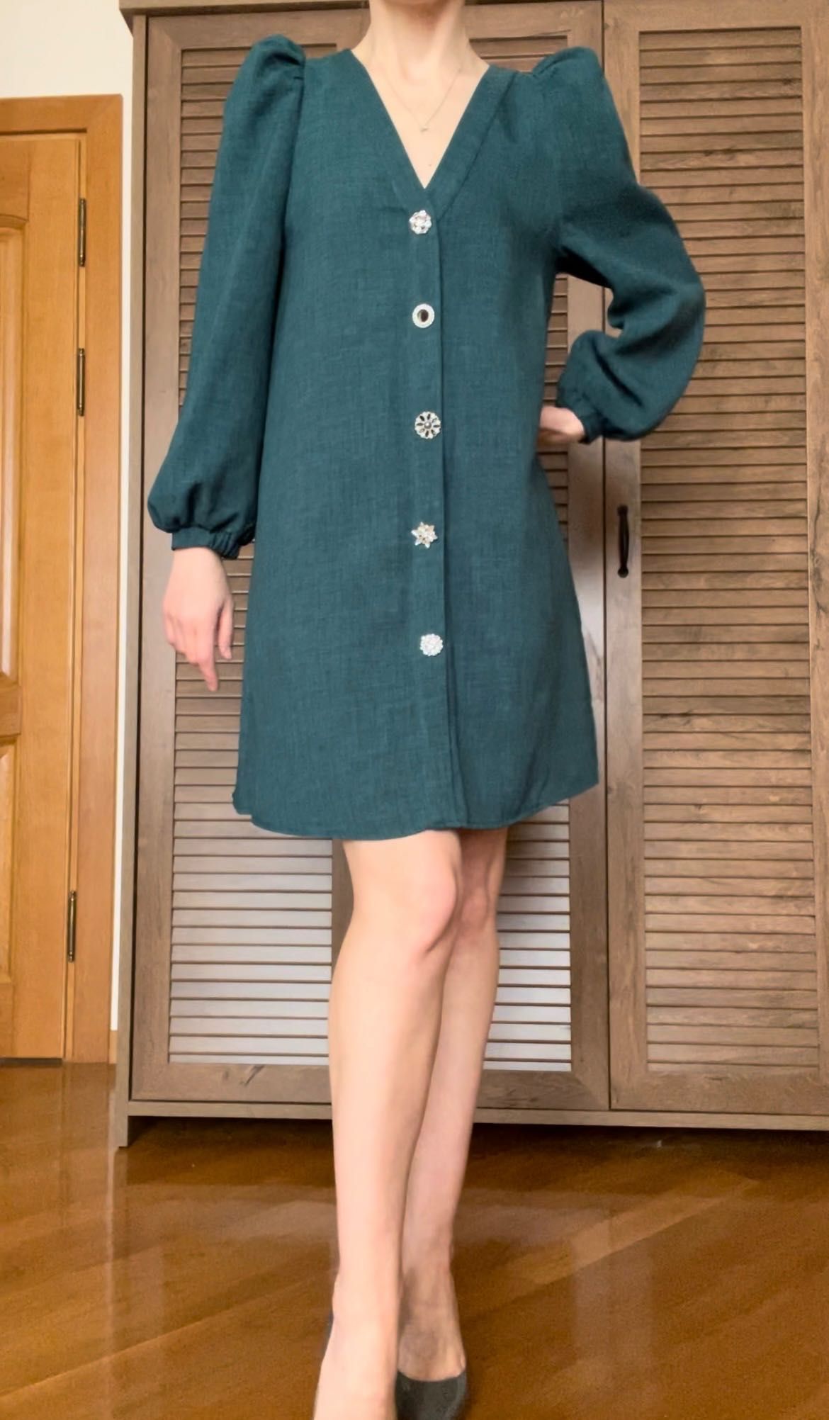 Сукня зелена з красивою фурнітурою