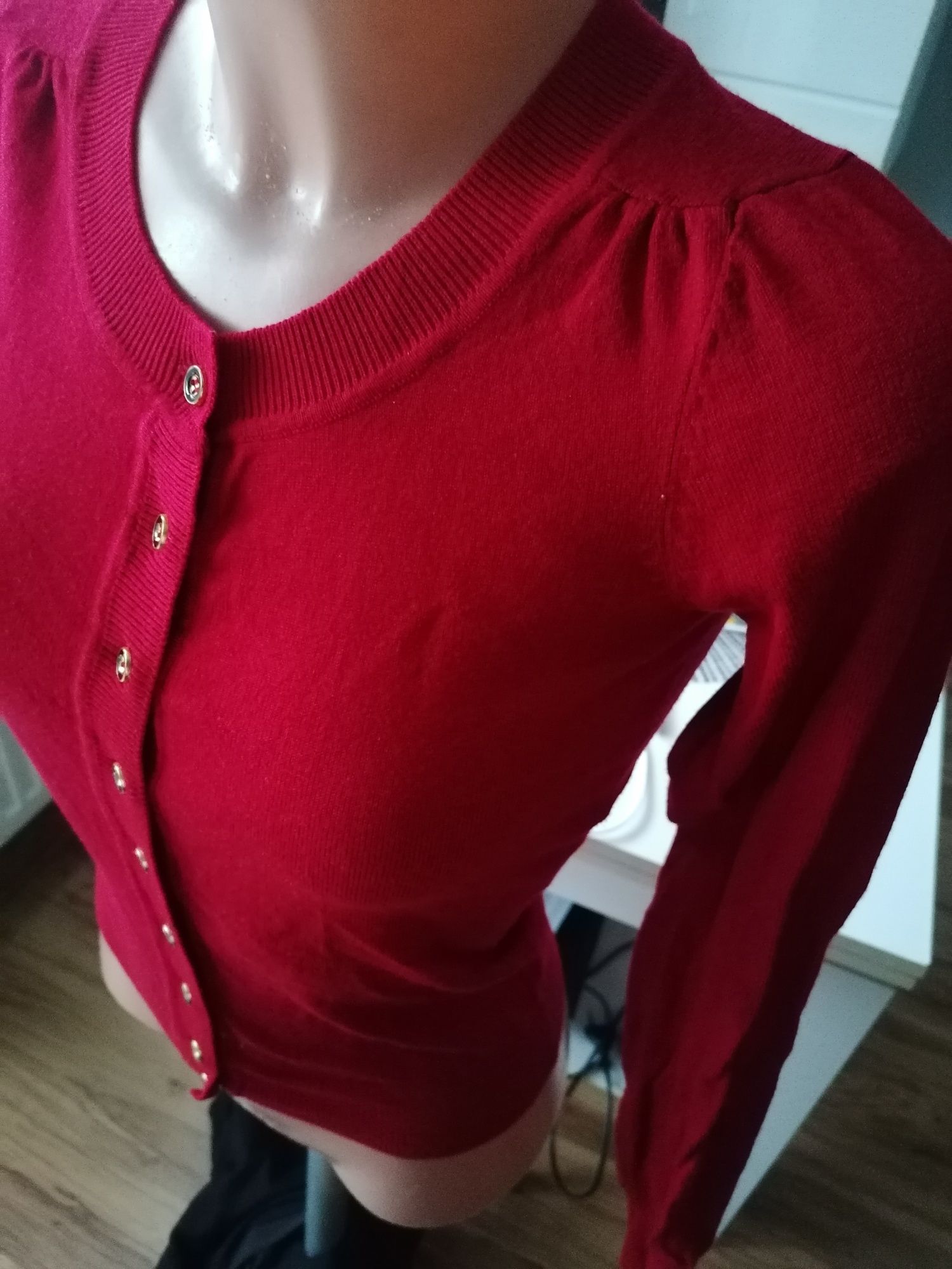 Cienki sweter zapinany na guziki wiskoza czerwień piękna