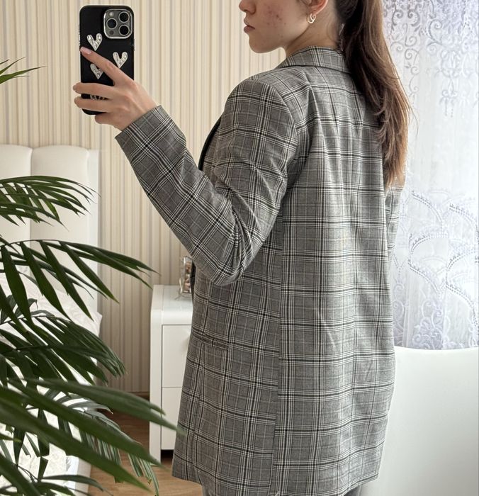 Сірий піджак в клітинку