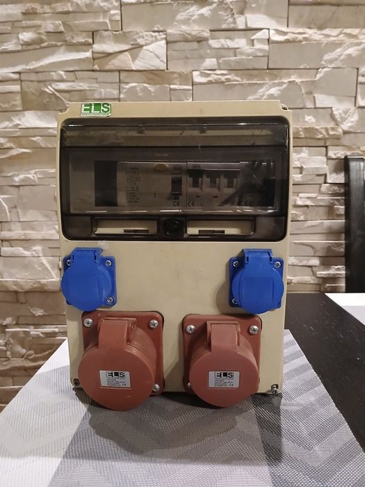 Rozdzielnia-skrzynka elektryczna budowlana