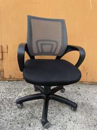 Офісне (компьютерне) крісло з дефектом