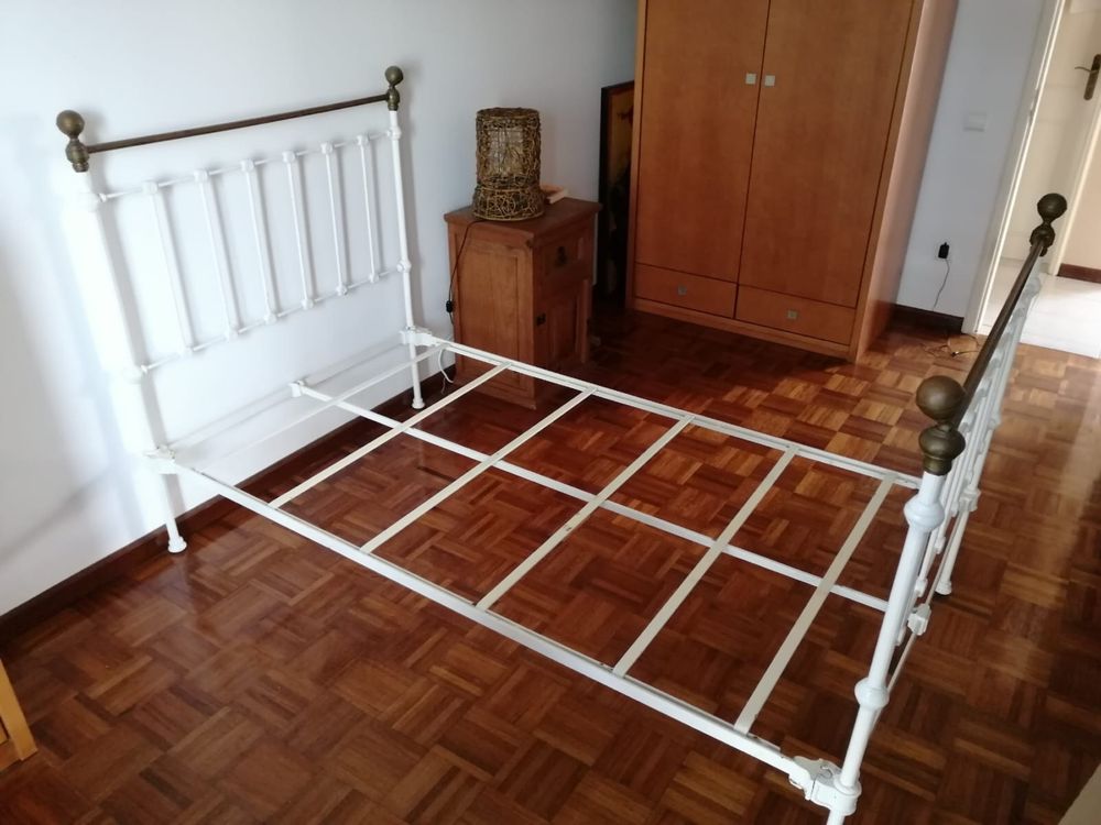 Cama antiga em excelente estado