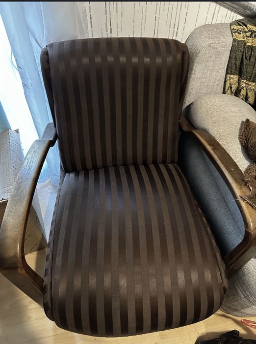 stylowy fotel brazowy