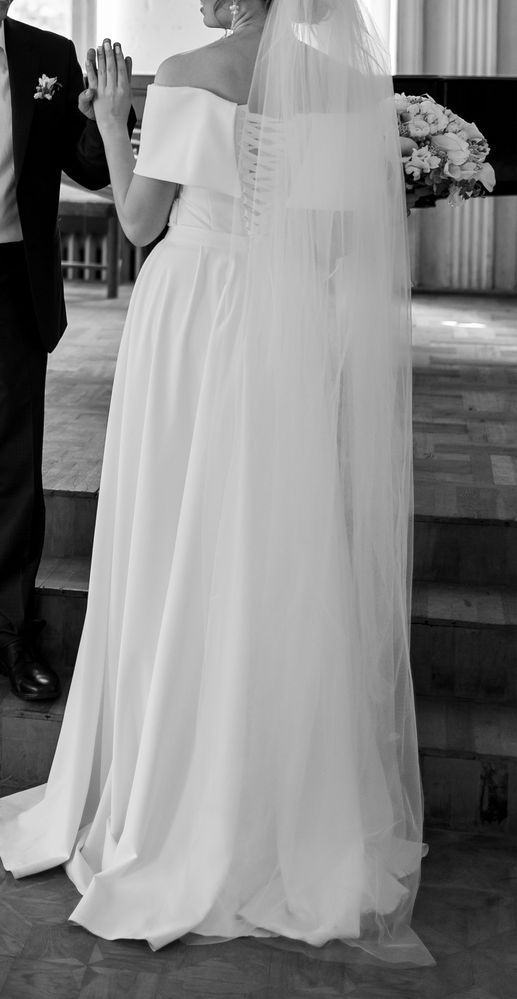 Весільна сукня молочного кольору (розмір S-M)