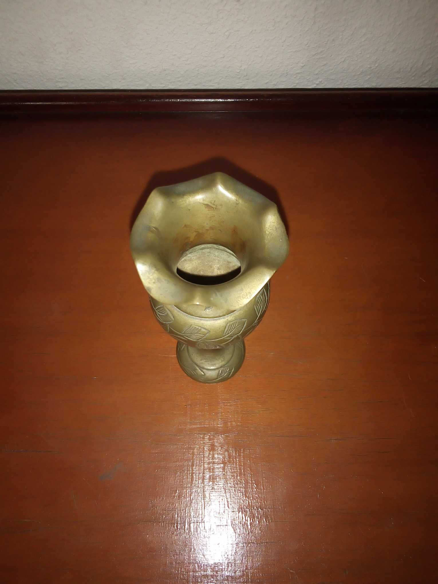 Mini jarra em latão, gravada com motivos florais, usada