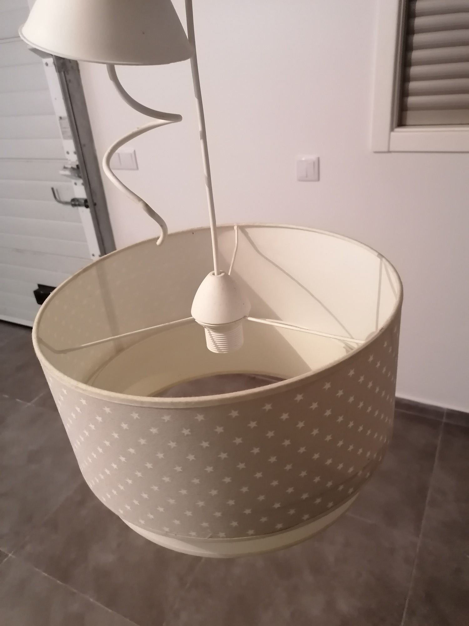 Candeeiro de tecto para quarto de criança