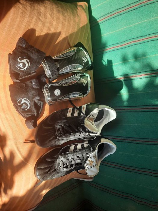 Buty piłkarskie Adidas 44 halowe plus ochraniacze
