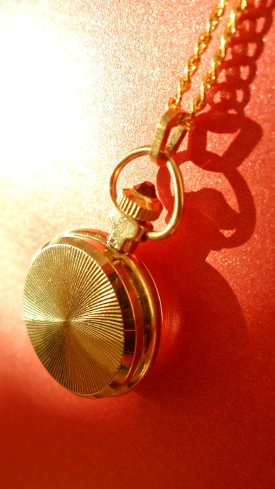 ФУНКЦИОНАЛЬНОЕ УКРАШЕНИЕ, КУЛОН-часы «Чайка» золоченные сделано в СССР