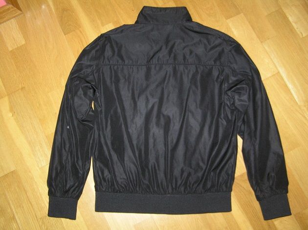 Czarna kurtka rozmiar 50 (170 cm).