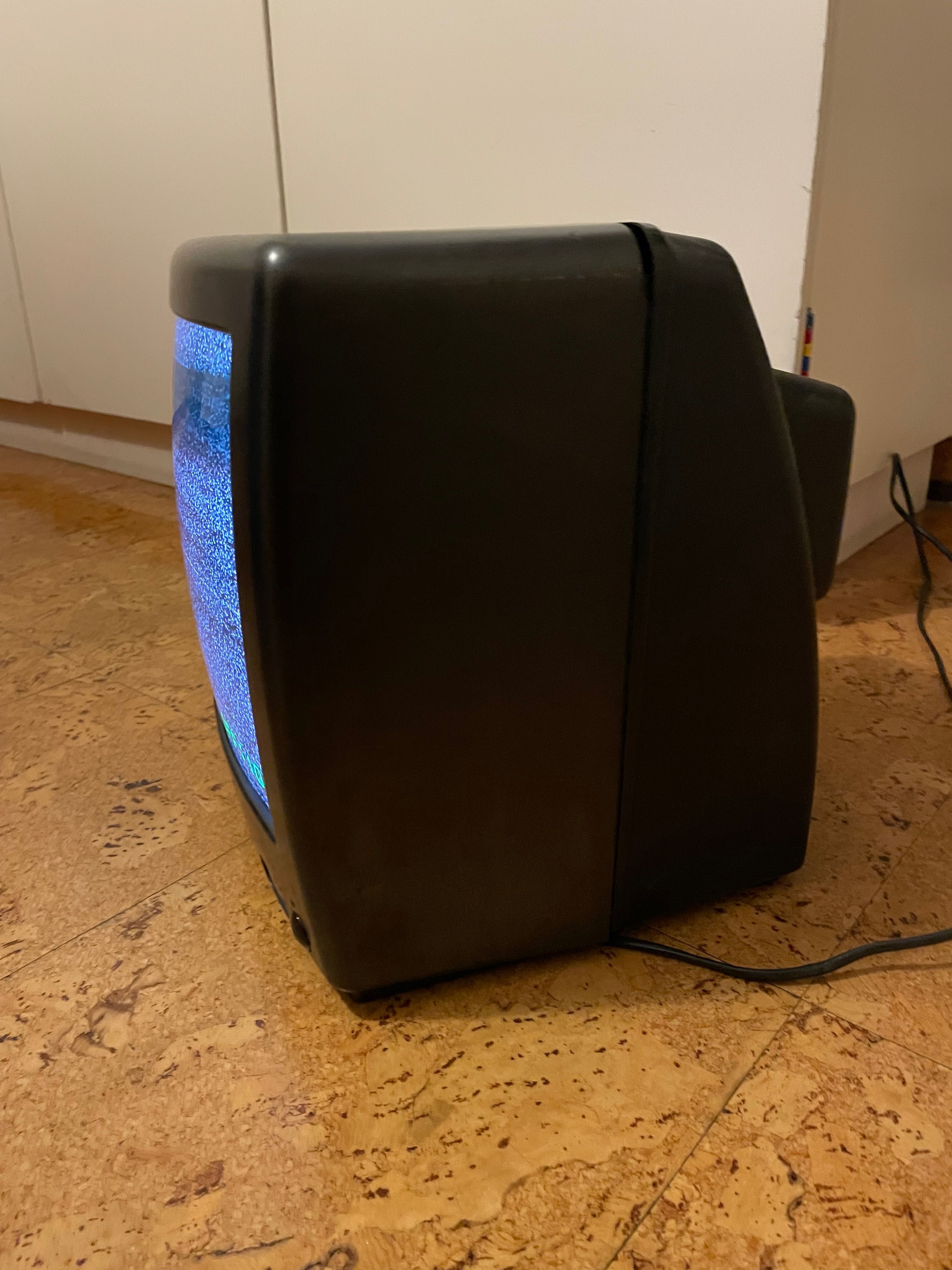 TV Televisão TV Sanyo 30 a 35 cm a funcionar
