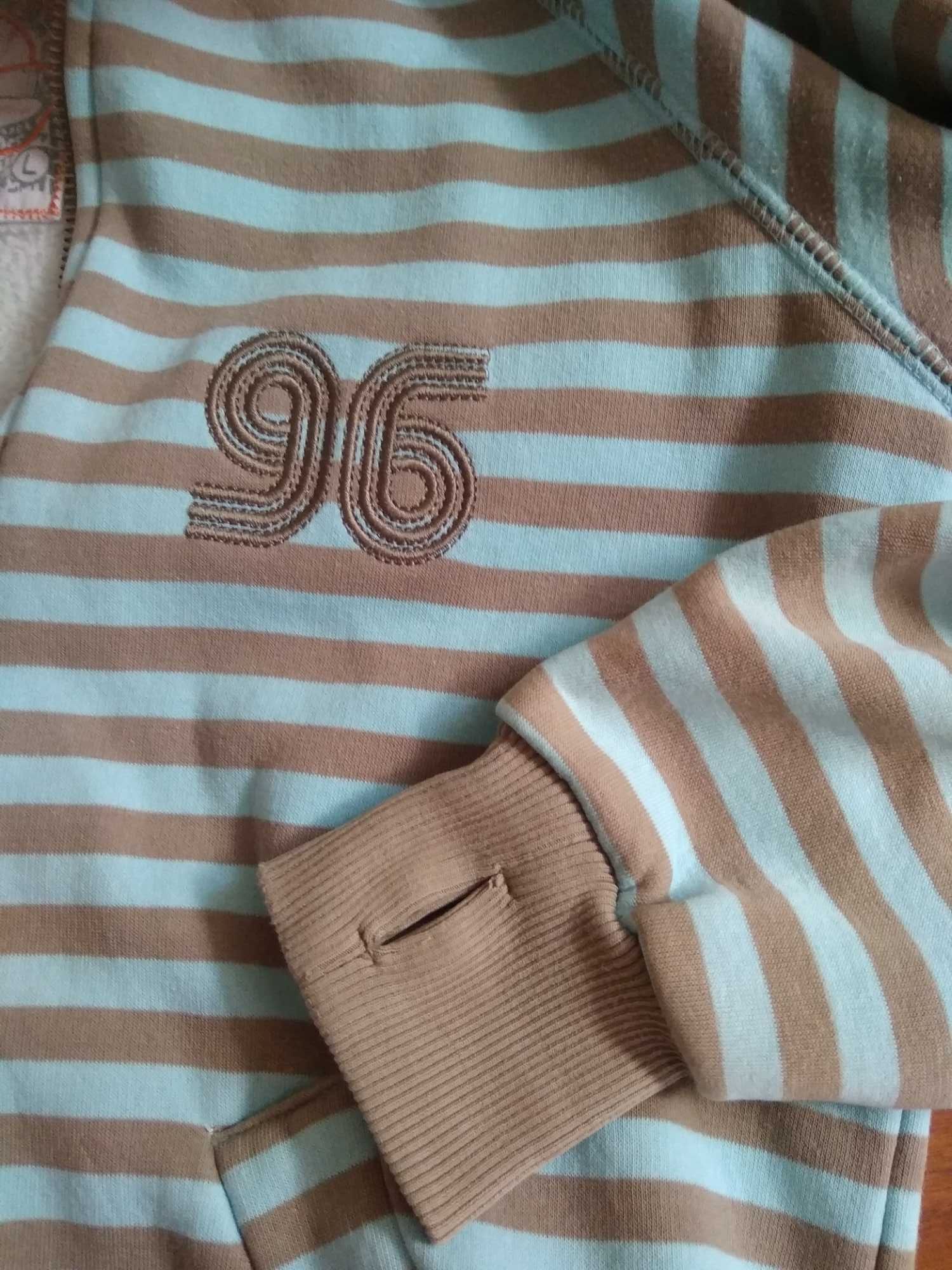 Ciepłe bluzy dziewczęce
 Reserved, Ups