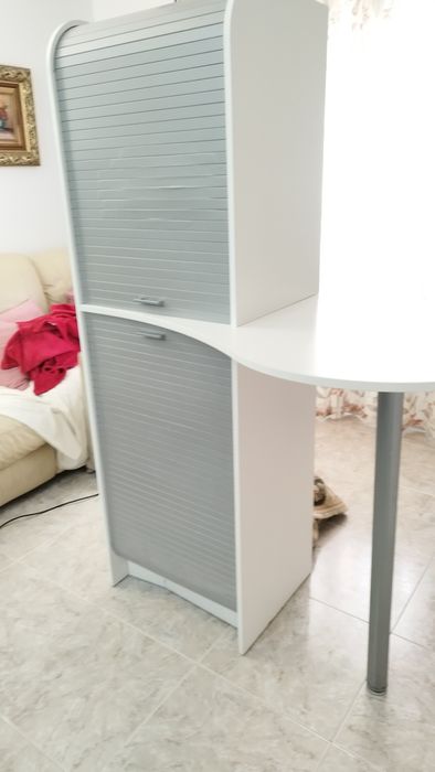 Armário com mesa de apoio