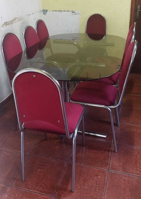 Mesa de vidro com 8 cadeiras