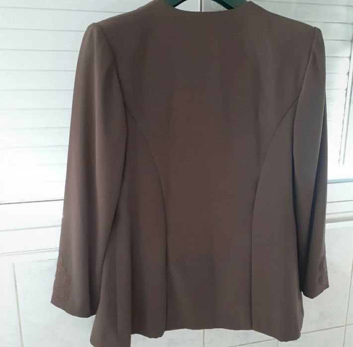 Fato elegante com bordados