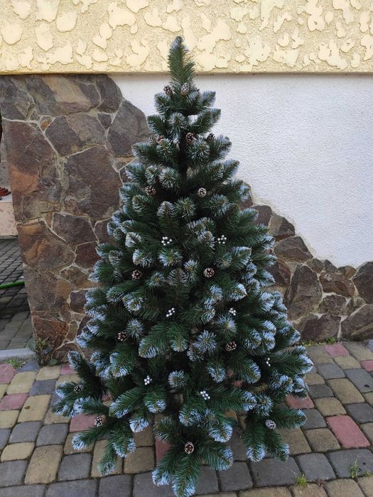 Елітна штучна ялинка королева з білими кінчиками + шишки +калина