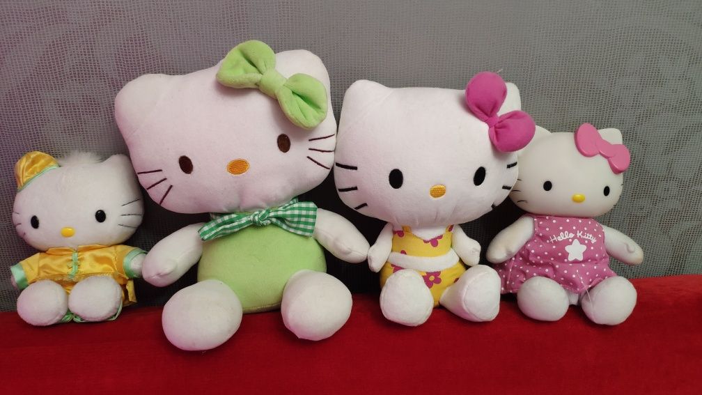Іграшки Hello Kitty. Дві більших та дві маленькі