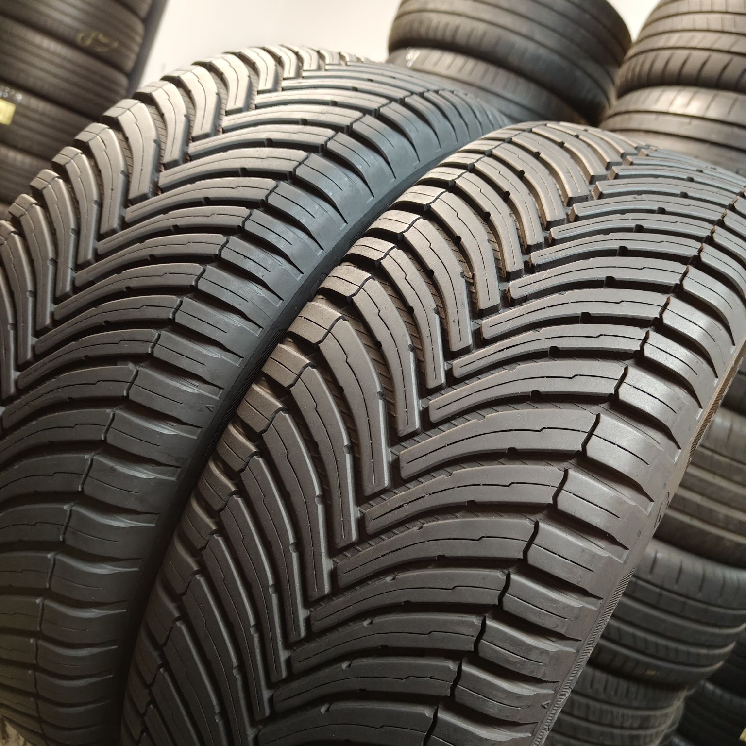 225/60/18 Sprzedam parę opon całorocznych Bridgestone