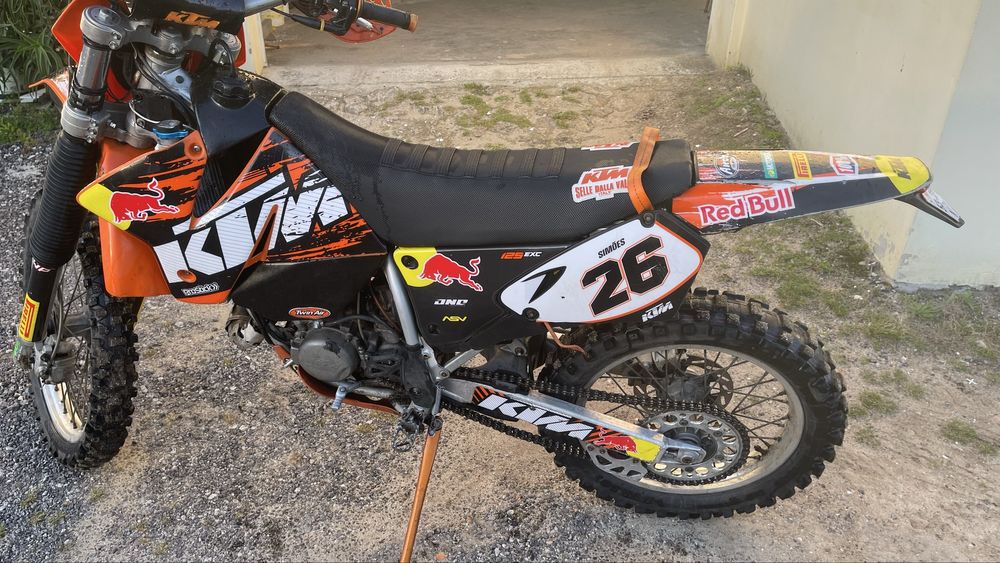 KTM exc 125cc conduzida com carta de carro
