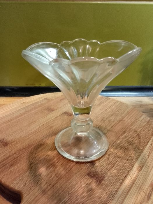 Szklane pucharki deserowe