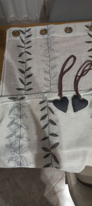 2 cortinados e 2 cordões com coração