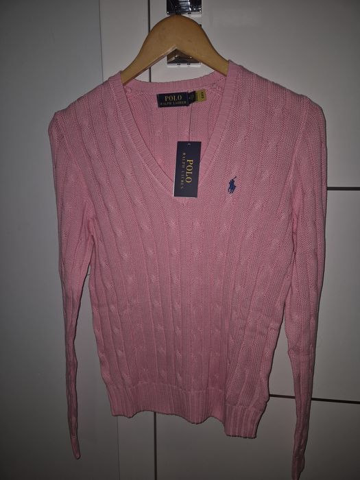 Różowy sweterek z warkoczykowym splotem