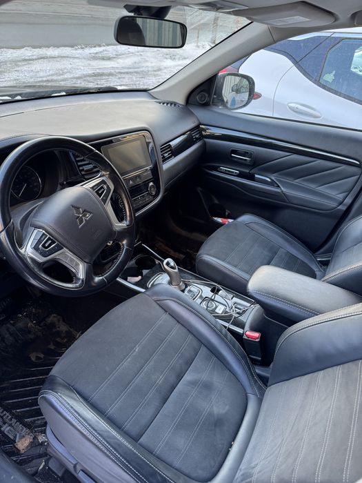 Авто Mitsubishi Outlander PHEV 2018