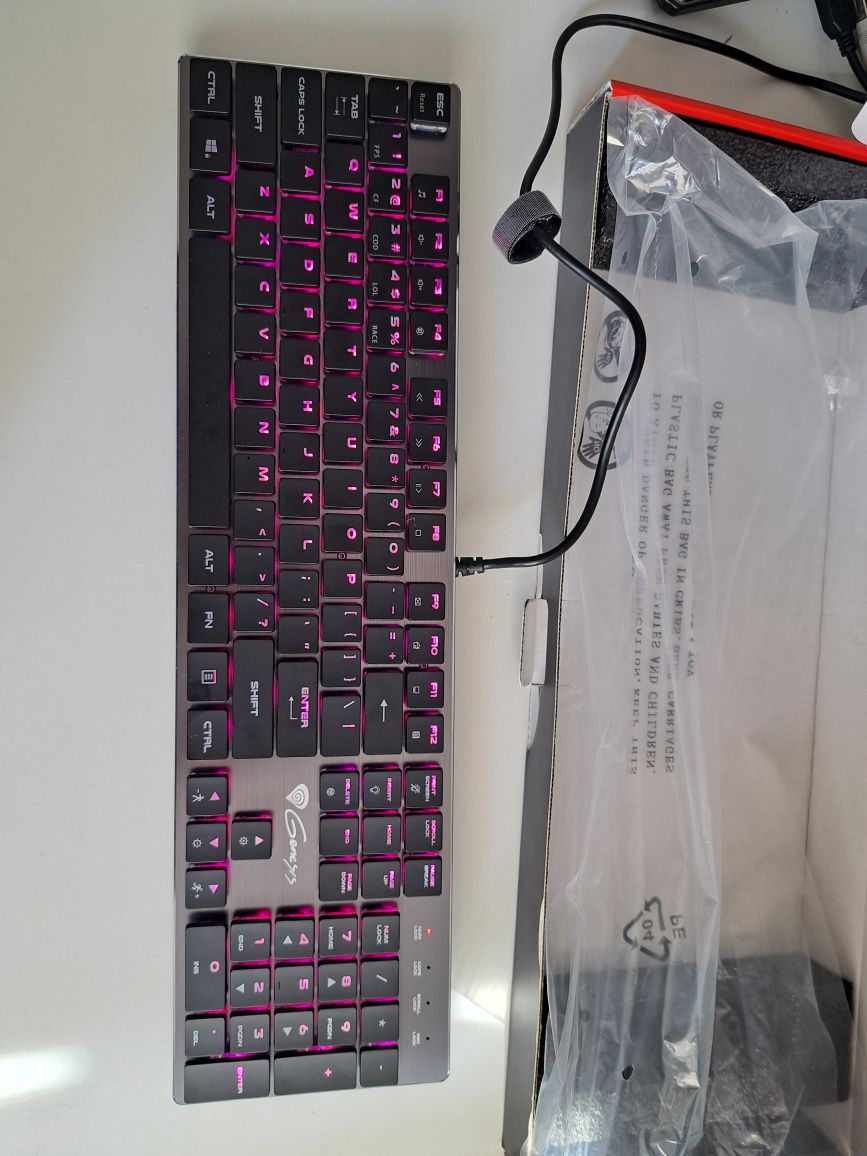 Sprzedam klawiaturę genesis thor 420 rgb