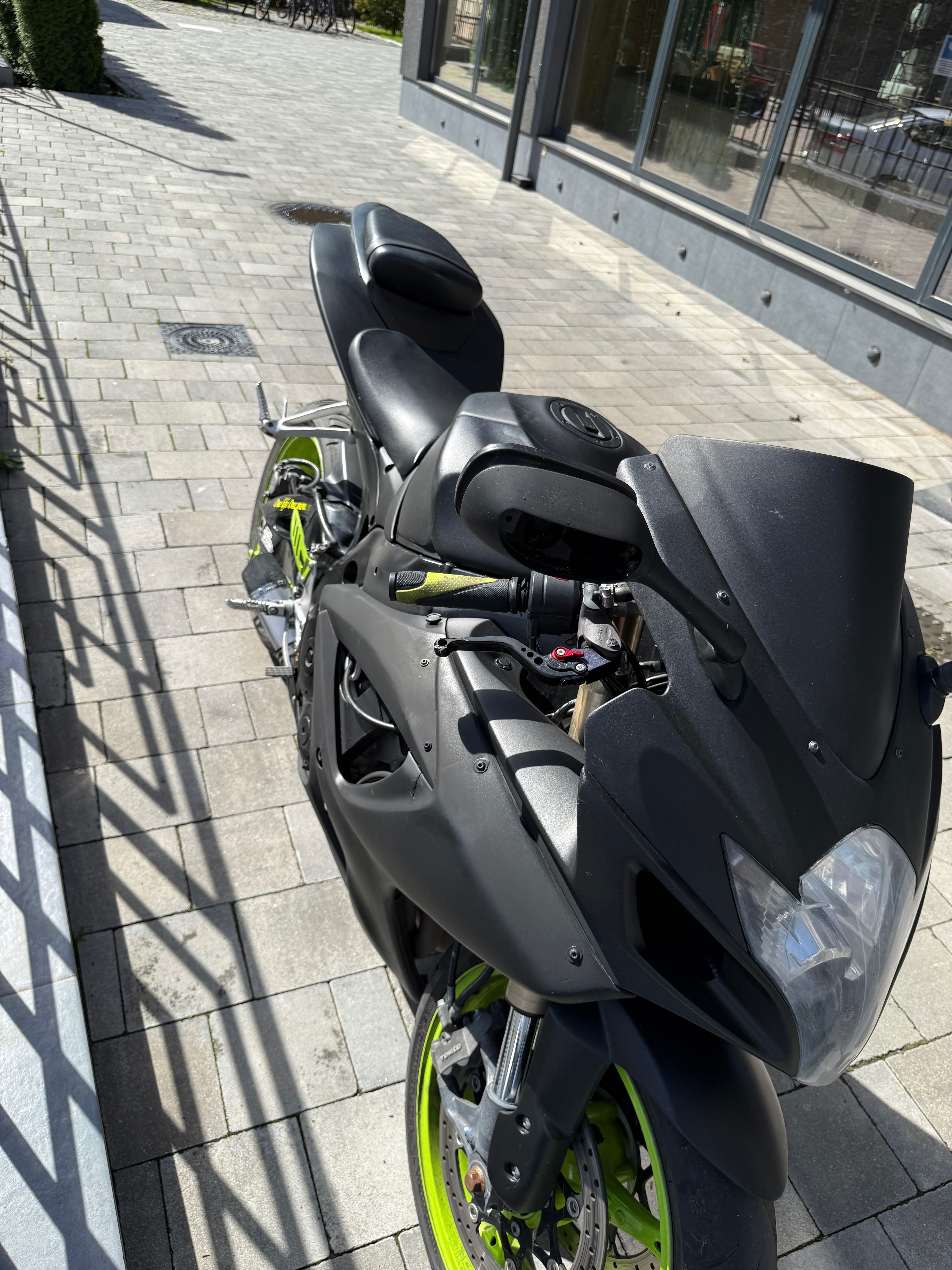 Suzuki gxr 600 2007 р на повному боєвому ходу