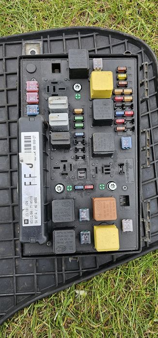 Skrzynka Bezpiecznikow Opel Astra H 1.6 twinport