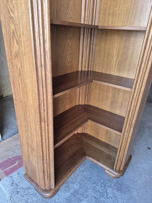 Drewniany regał narożny