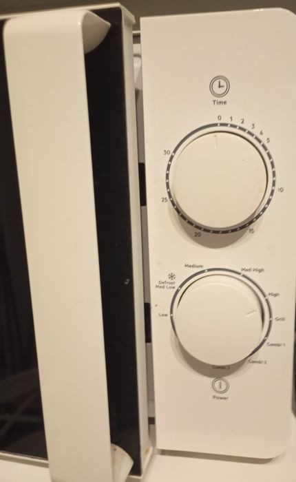 Microondas Marca Becken 
BECKEN

Esmaltado
Abertura da Porta
Lateral c