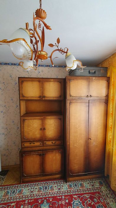 Zestaw mebli retro / PRL – szafa i witryna fornirowana oraz toaletka