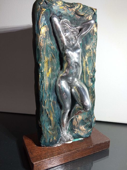 Estatueta em metal com base de madeira