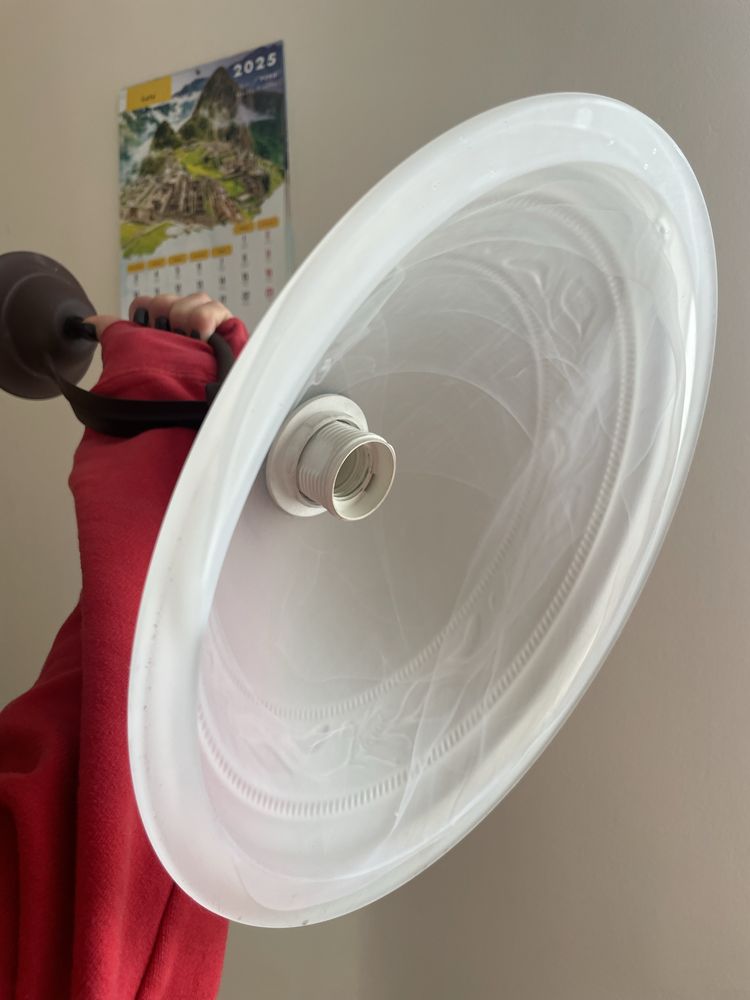 Lampa biala klosz okragly z ozdobnym lisciem