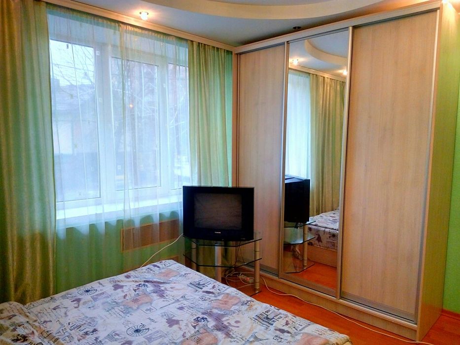 1-кім. Центр. "Злата плаза". Дзеркальна шафа навпроти ліжка. Подобово.