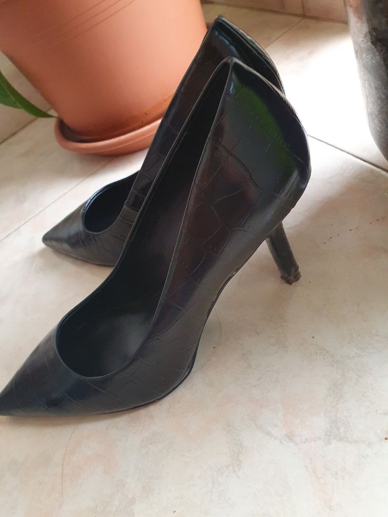 Sapatos pretos Mango
