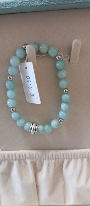 Pulseiras de pedras naturais.