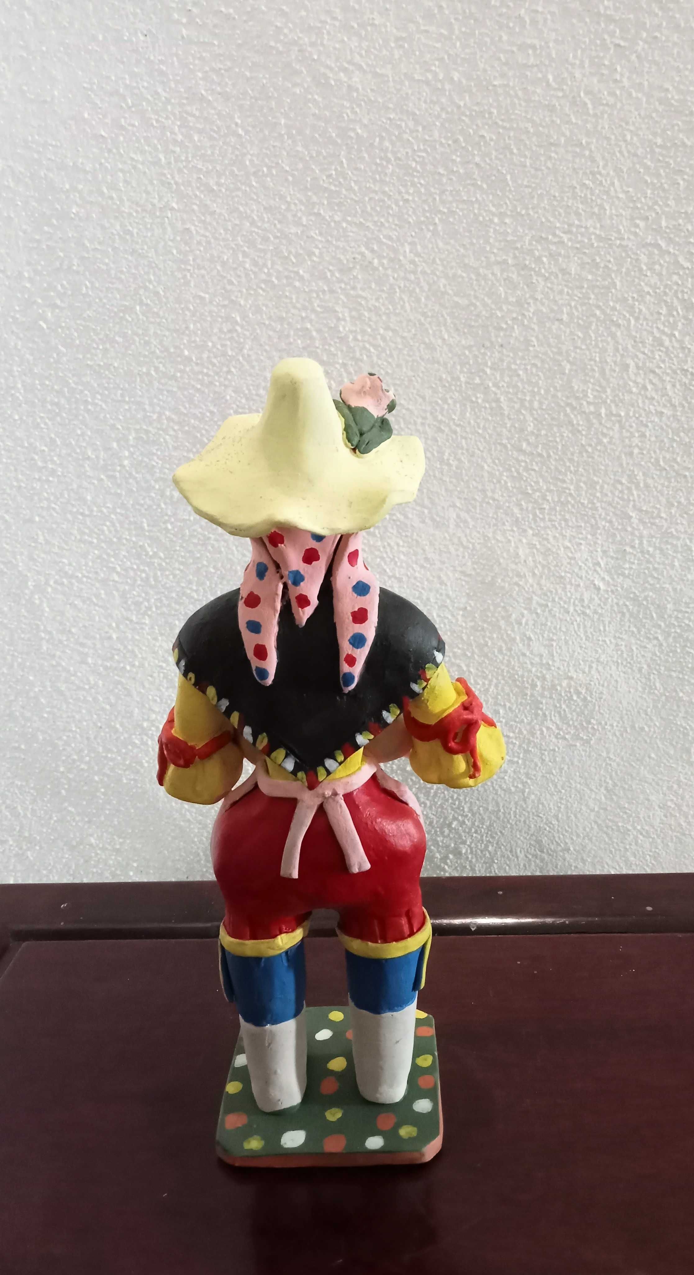 Mulher das Abóboras (figura em barro)