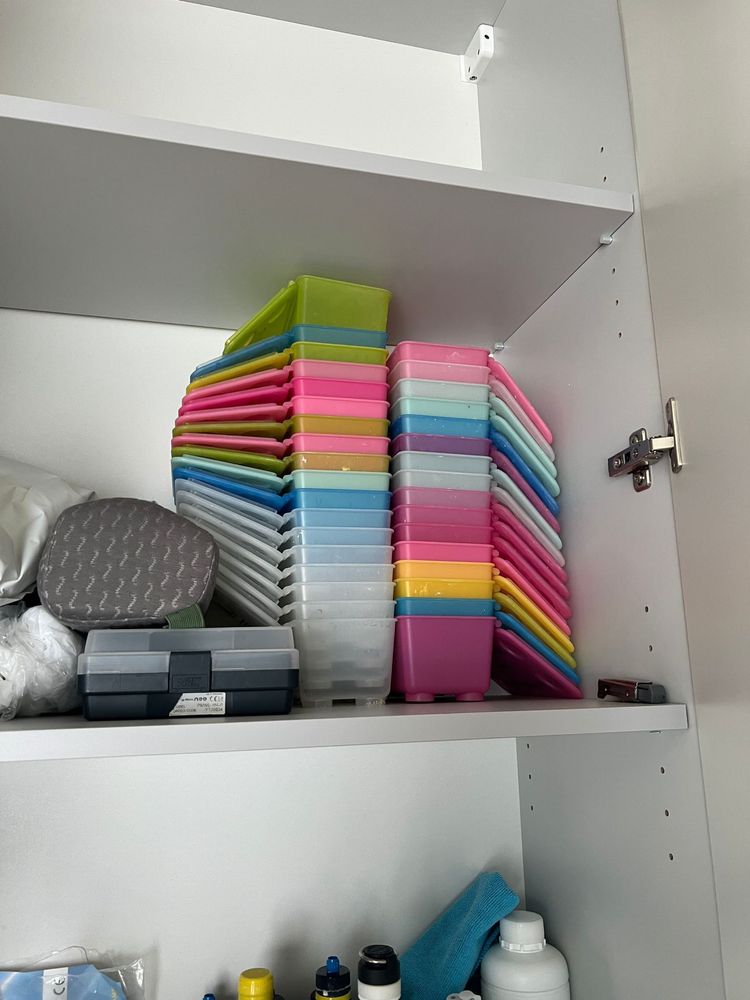 Kolorowe pudełka plastikowe – zestaw ok. 40 szt.