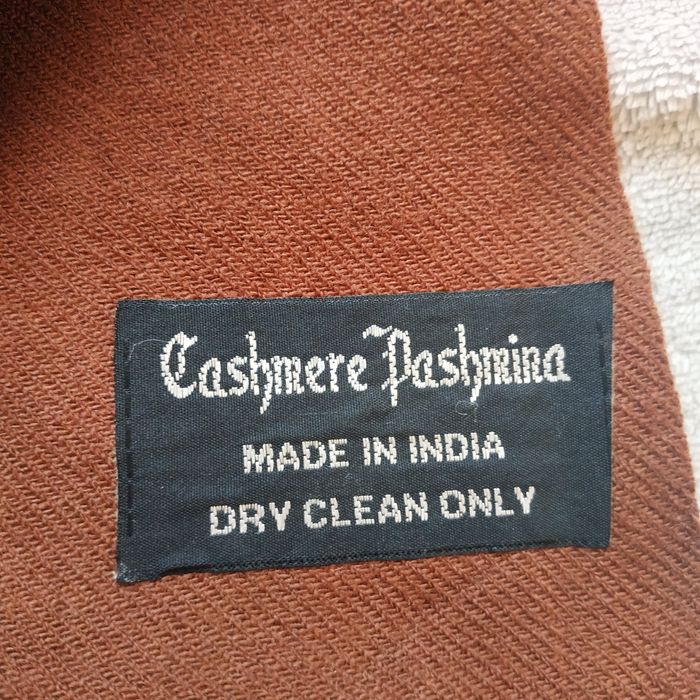 Haftowany szalik wyprodukowany w Indiach