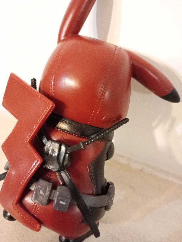 Pikachu vestido de deadpool