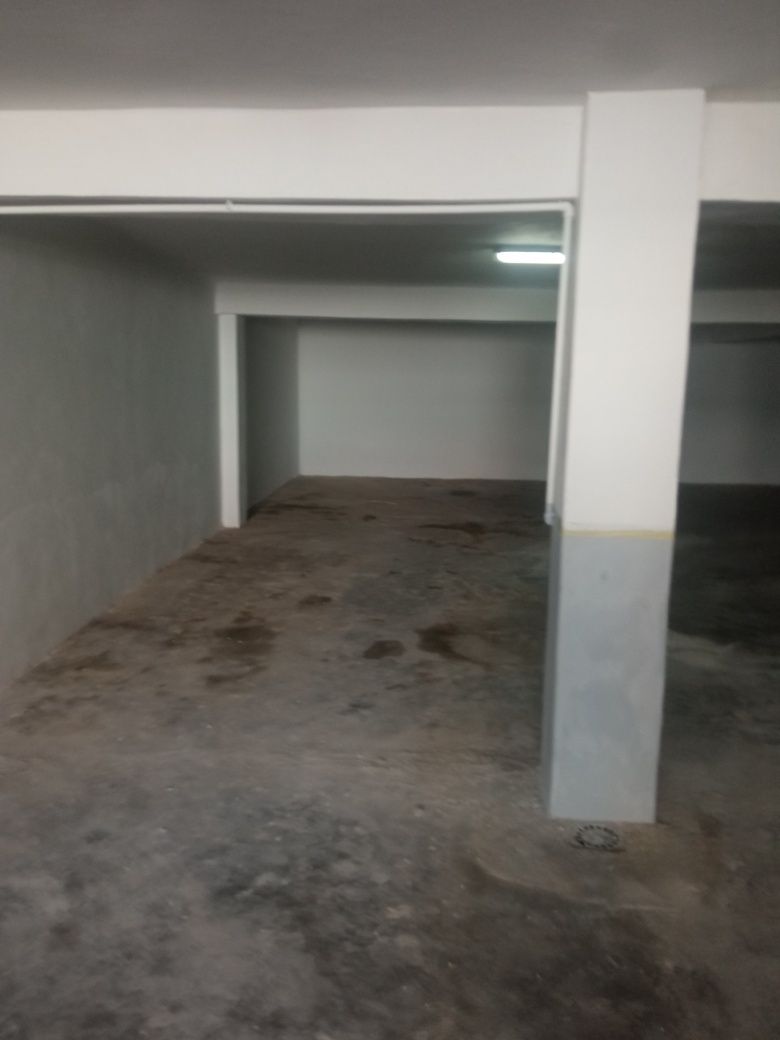 Arrenda se armazém 500m2 baixa da banheira