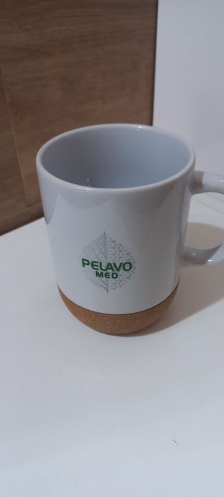 Kubek ceramiczny wykończony korkiem