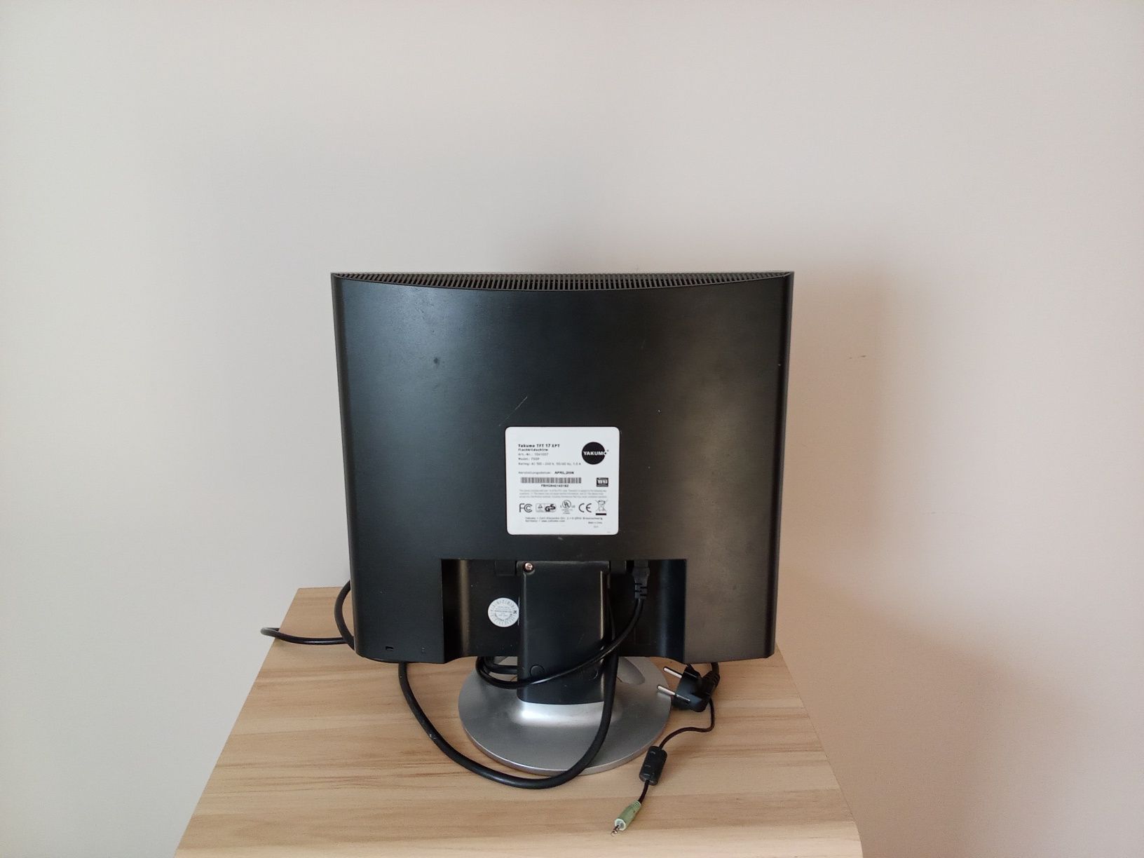 Monitor 17 cali Yakumo 700p z głośnikami